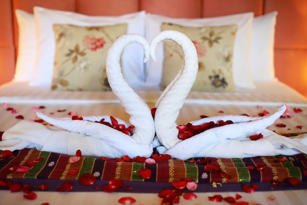 Sagara Villas And Suites Sanur By Ahm Buitenkant foto A towel swan