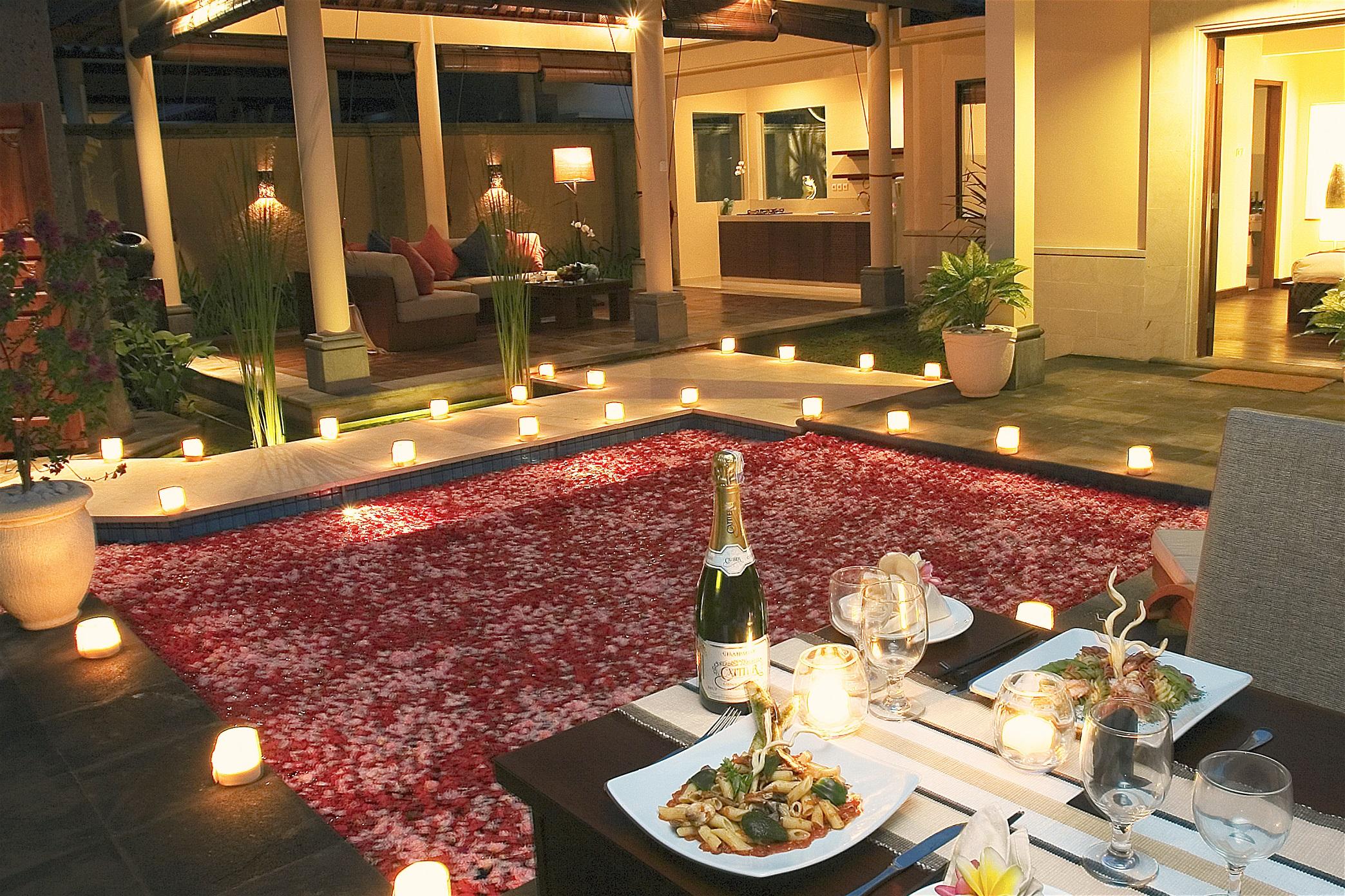 Sagara Villas And Suites Sanur By Ahm Buitenkant foto A romantic dinner
