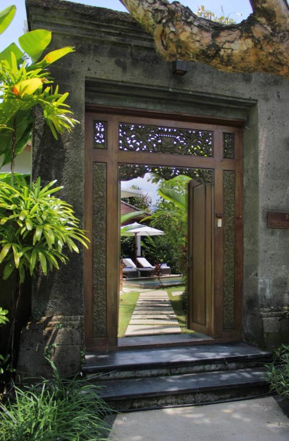 Sagara Villas And Suites Sanur By Ahm Buitenkant foto Entrance to a villa at the resort