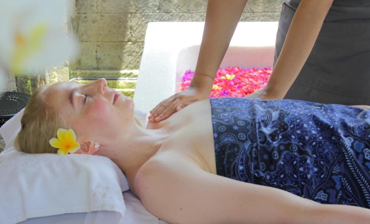 Sagara Villas And Suites Sanur By Ahm Buitenkant foto A woman receiving a massage