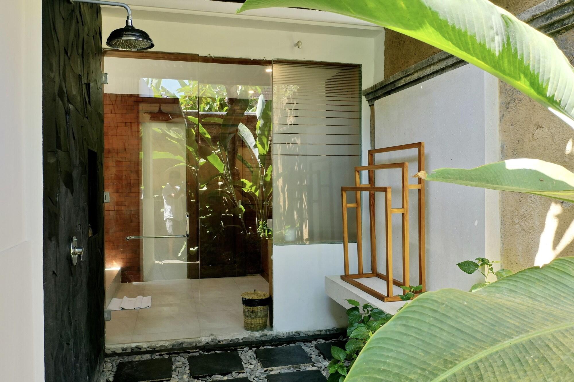Sagara Villas And Suites Sanur By Ahm Buitenkant foto A shower with a rain shower head