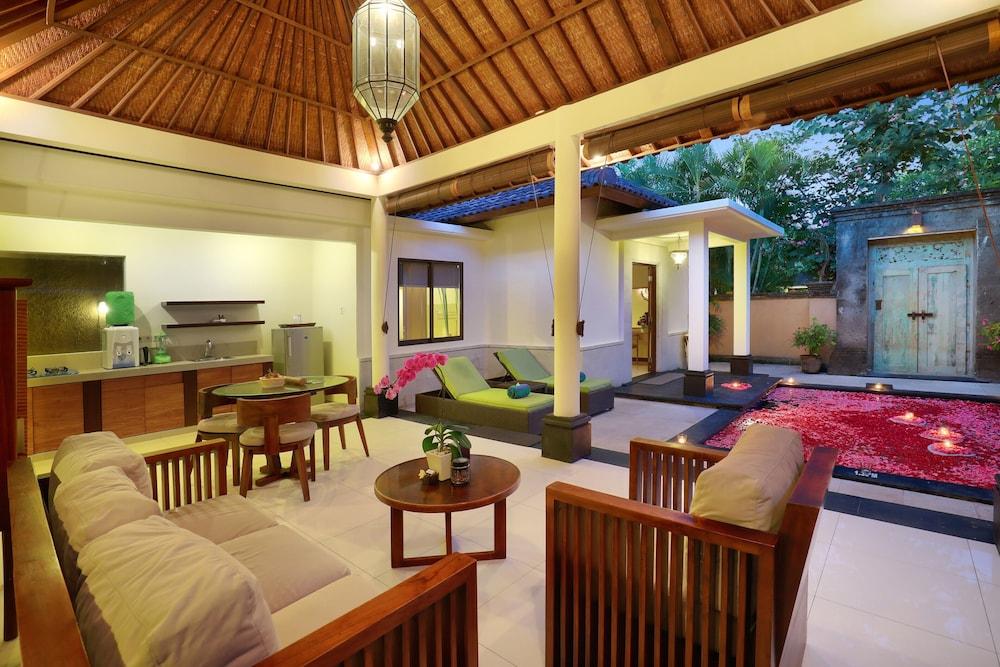 Sagara Villas And Suites Sanur By Ahm Buitenkant foto A villa at the resort